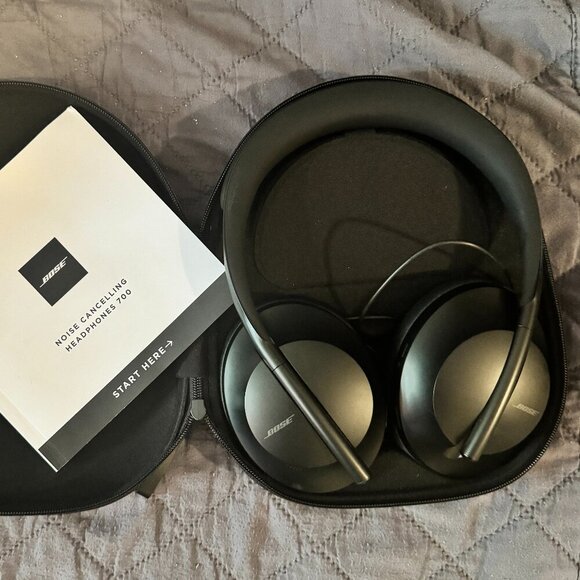 Bose Noise Cancelling Headphones 700 + Protective Case - Picture 2 of 3